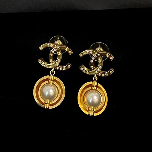 CHANEL-ABE519 샤넬 골드 진주 크리스탈 장식 CC 로고 귀걸이