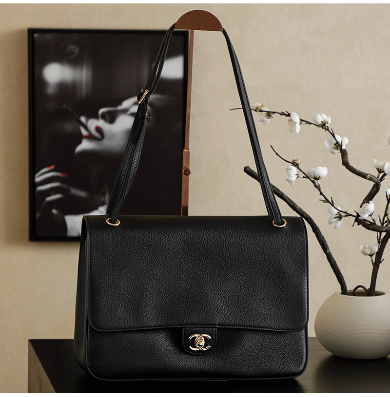 [스페셜오더]CHANEL-AS6133 샤넬 2026 봄-여름 프리-컬렉션 프레피 코코 가죽 스트랩 클러치 라지 숄더백 블랙